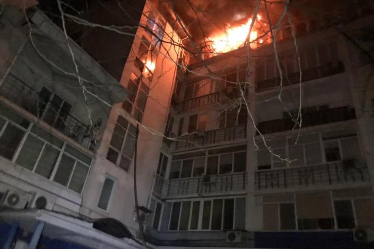 Во время тушения пожара в Одессе пострадали несколько спасателей, один из них в реанимации